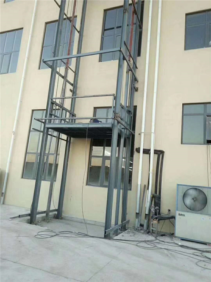 江苏门窗客户加装室外货梯现场